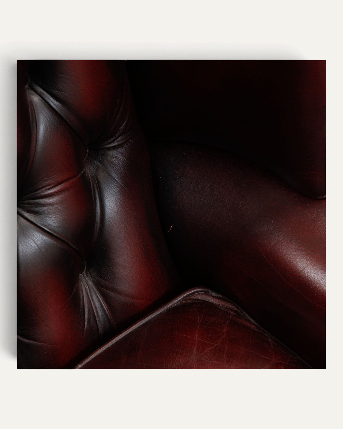Chesterfield öronlappsfåtöljer i oxblood läder, par