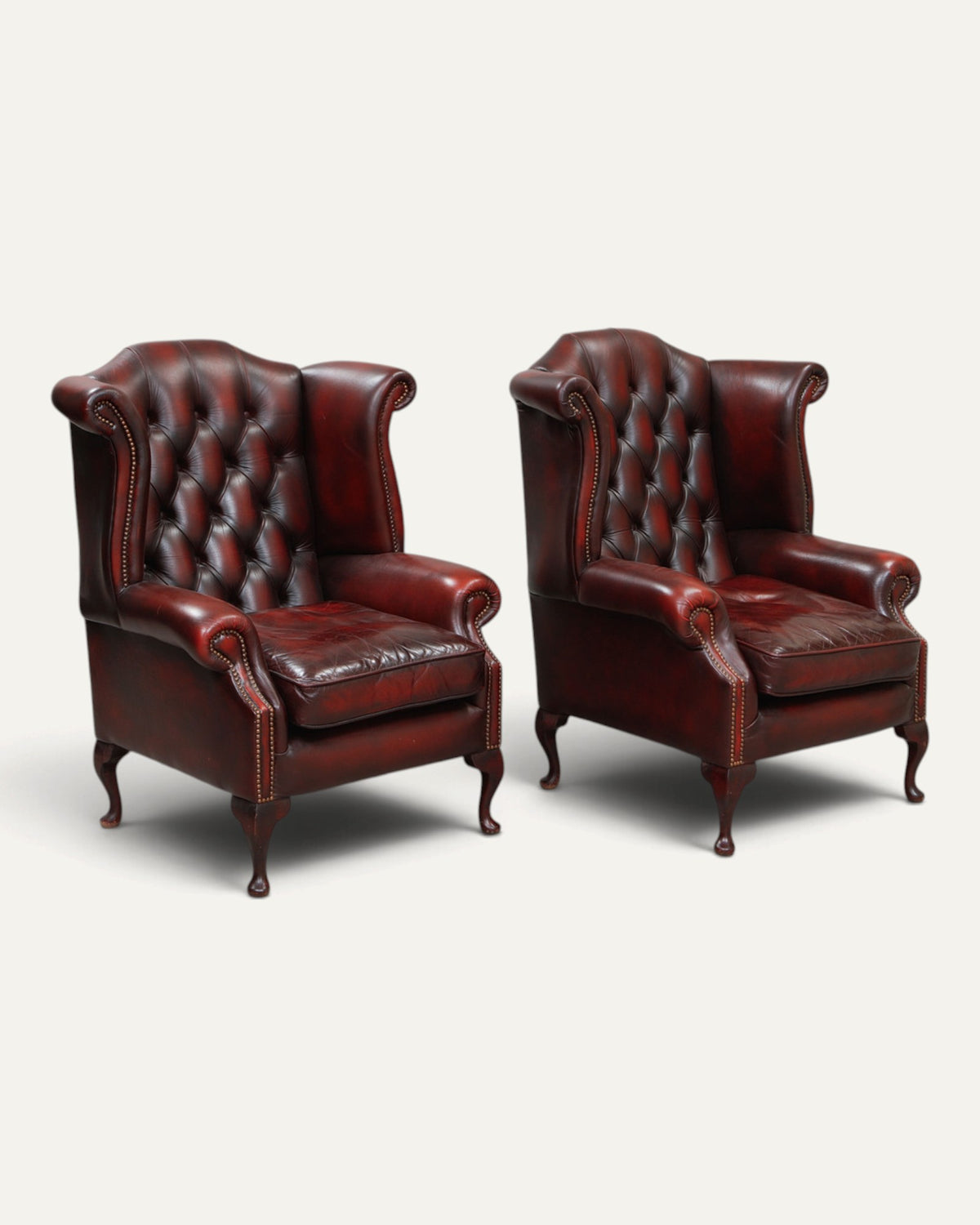 Chesterfield öronlappsfåtöljer i oxblood läder, par