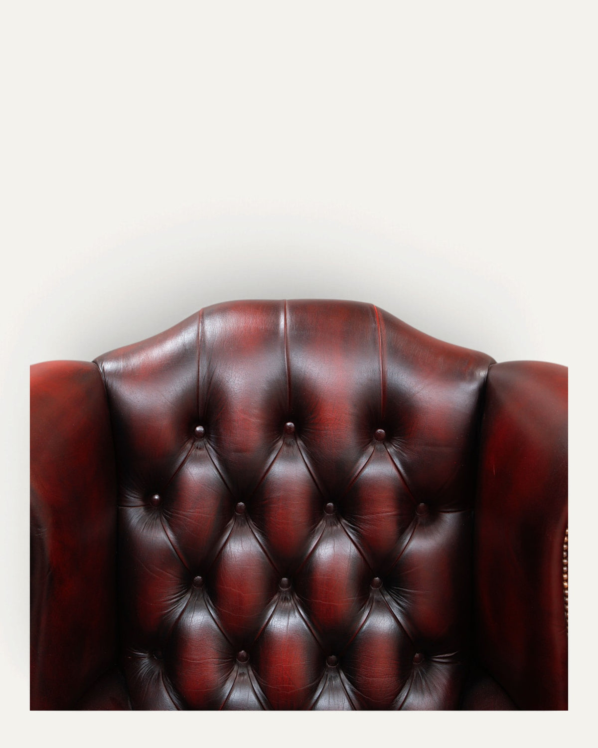 Chesterfield öronlappsfåtöljer i oxblood läder, par