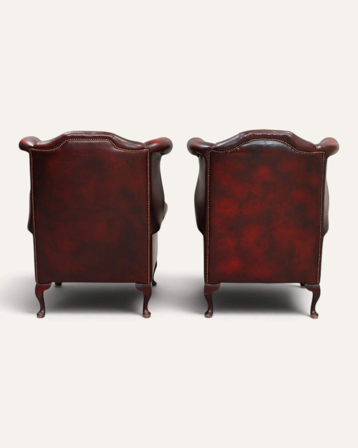 Chesterfield öronlappsfåtöljer i oxblood läder, par