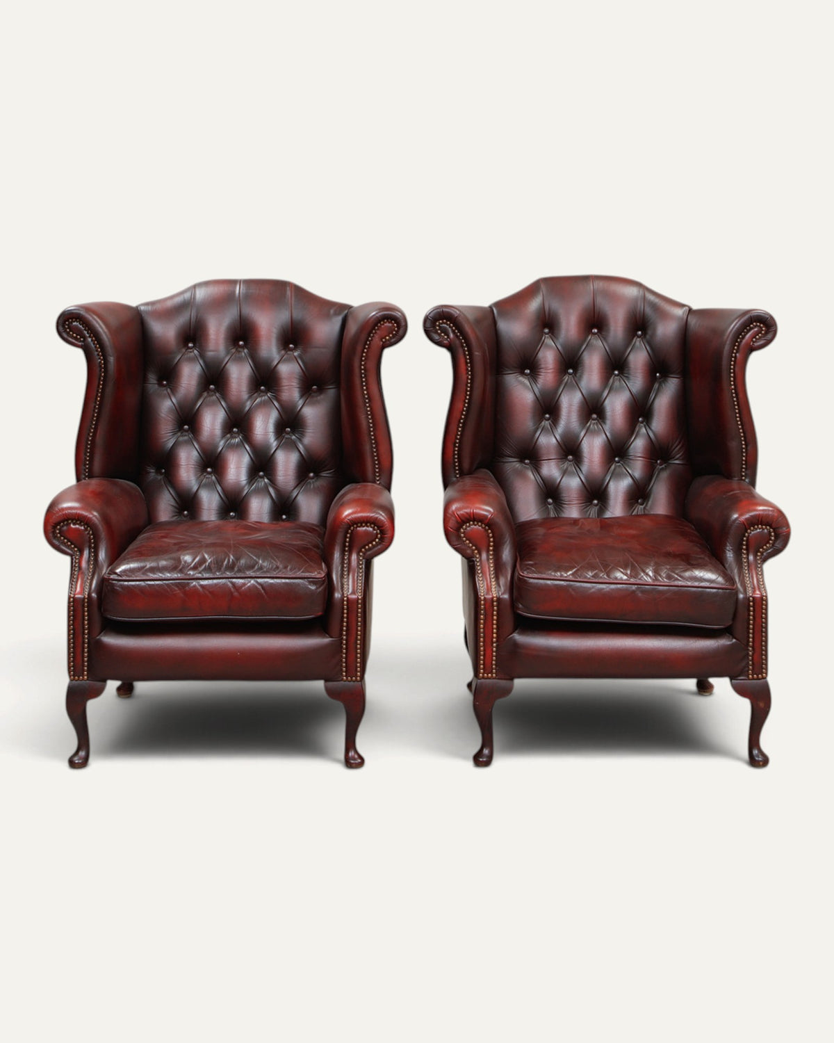 Chesterfield öronlappsfåtöljer i oxblood läder, par