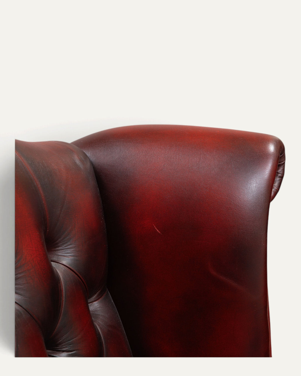 Chesterfield öronlappsfåtöljer i oxblood läder, par
