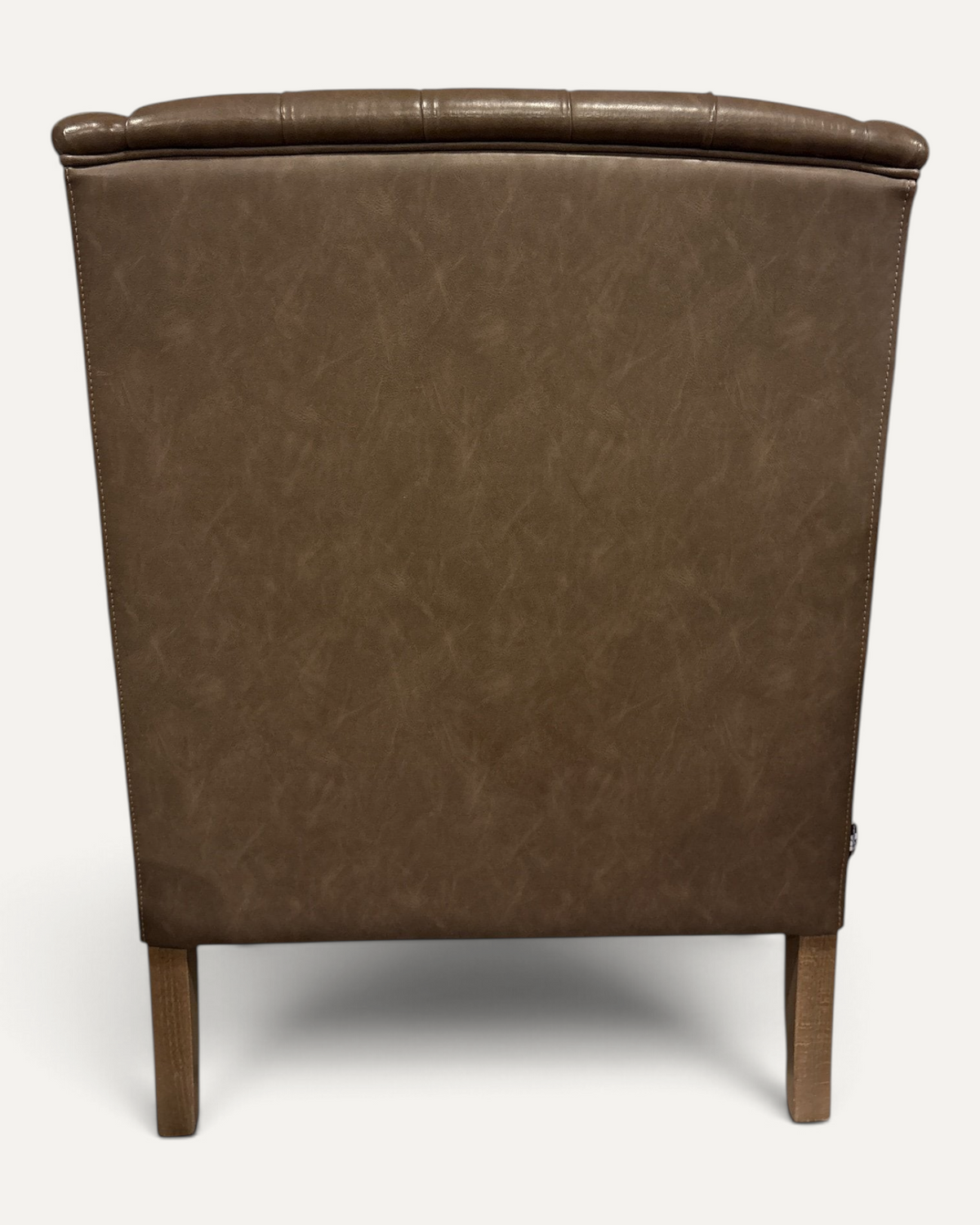 Par öronlappsfåtöljer i gråbrunt konstläder från Chair-Concept – bild 7 – Chesterhome