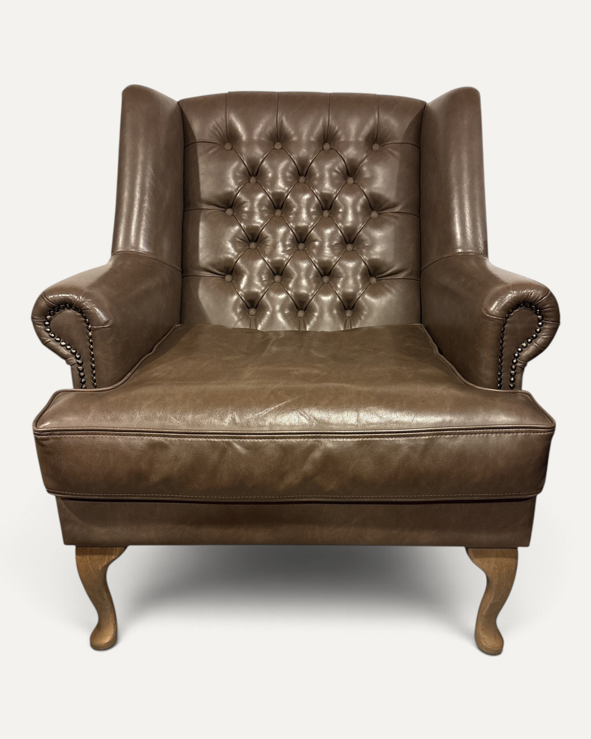 Par öronlappsfåtöljer i gråbrunt konstläder från Chair-Concept – bild 4 – Chesterhome