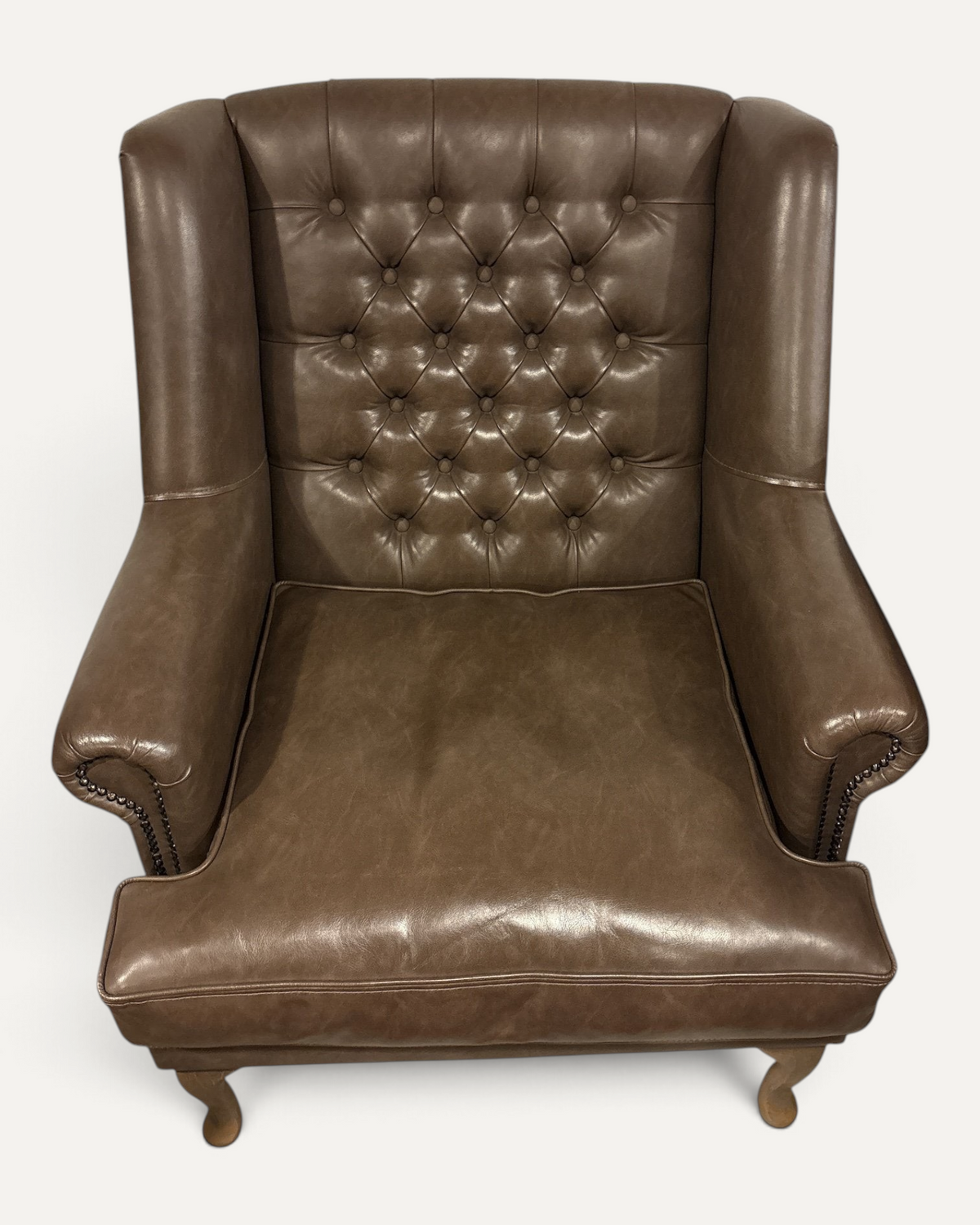 Par öronlappsfåtöljer i gråbrunt konstläder från Chair-Concept – bild 5 – Chesterhome