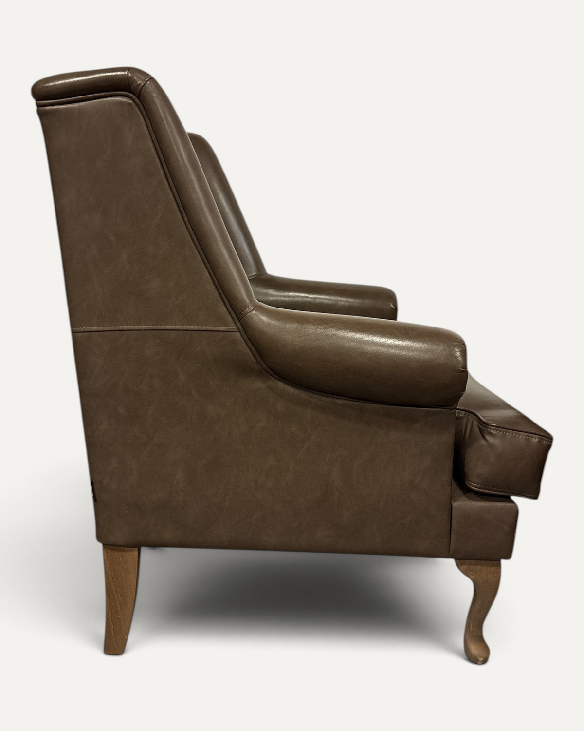 Par öronlappsfåtöljer i gråbrunt konstläder från Chair-Concept – bild 6 – Chesterhome