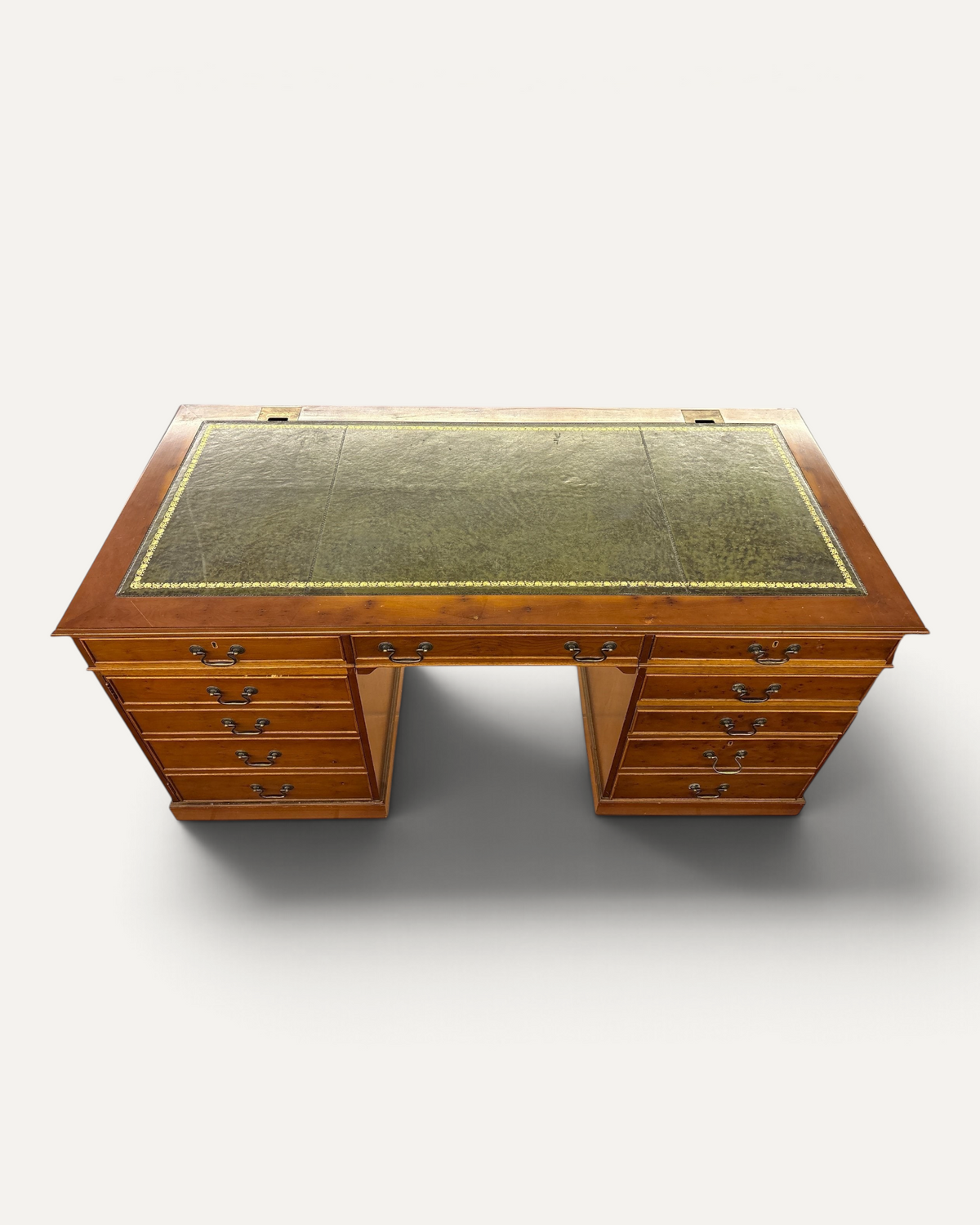 Stort engelskt skrivbord med grön läderskiva – bild 5 – Chesterhome