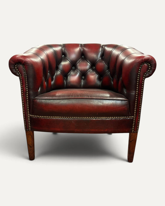 Klubbfåtölj i chesterfieldstil i oxblood läder