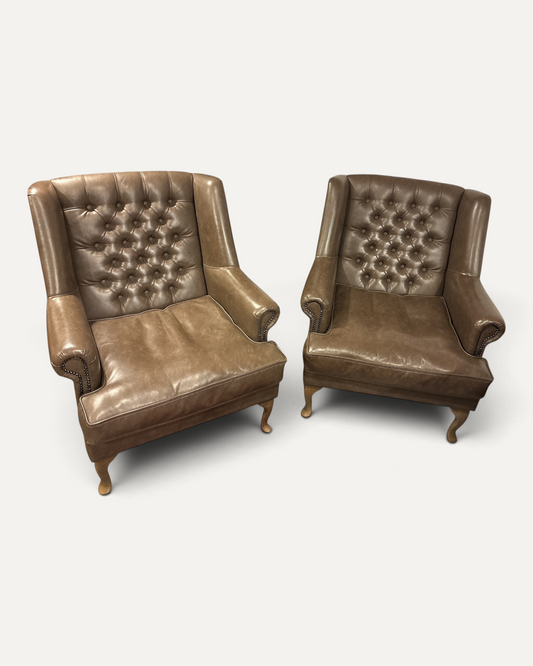 Par öronlappsfåtöljer i gråbrunt konstläder från Chair-Concept – Chesterhome