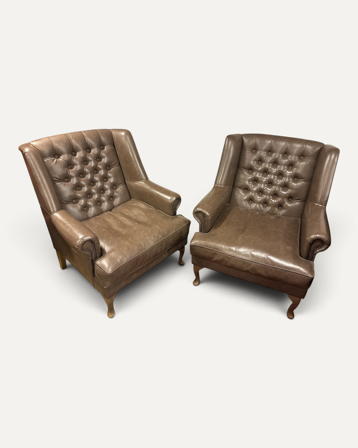 Par öronlappsfåtöljer i gråbrunt konstläder från Chair-Concept – bild 3 – Chesterhome