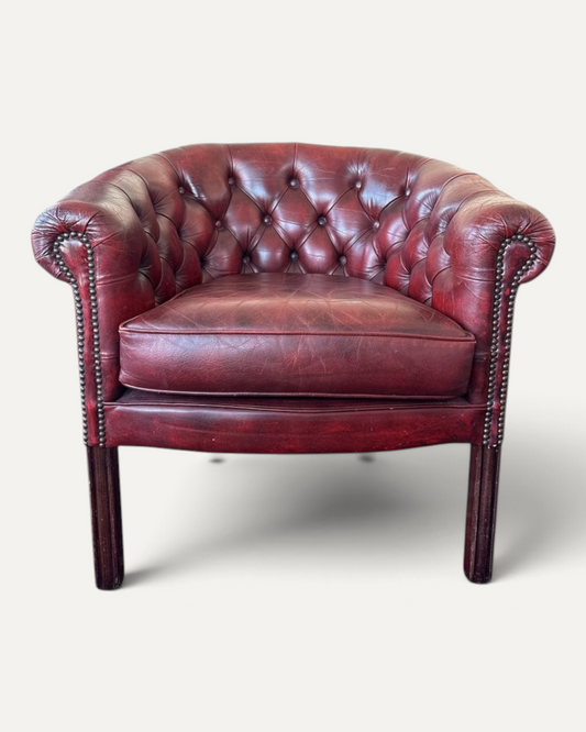 Klubbfåtölj i chesterfieldstil i oxblood läder, 1980-tal – Chesterhome
