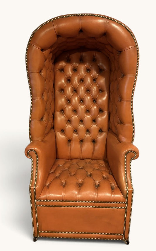 Engelsk Porter's Chair i cognacfärgat läder med huv och hjul