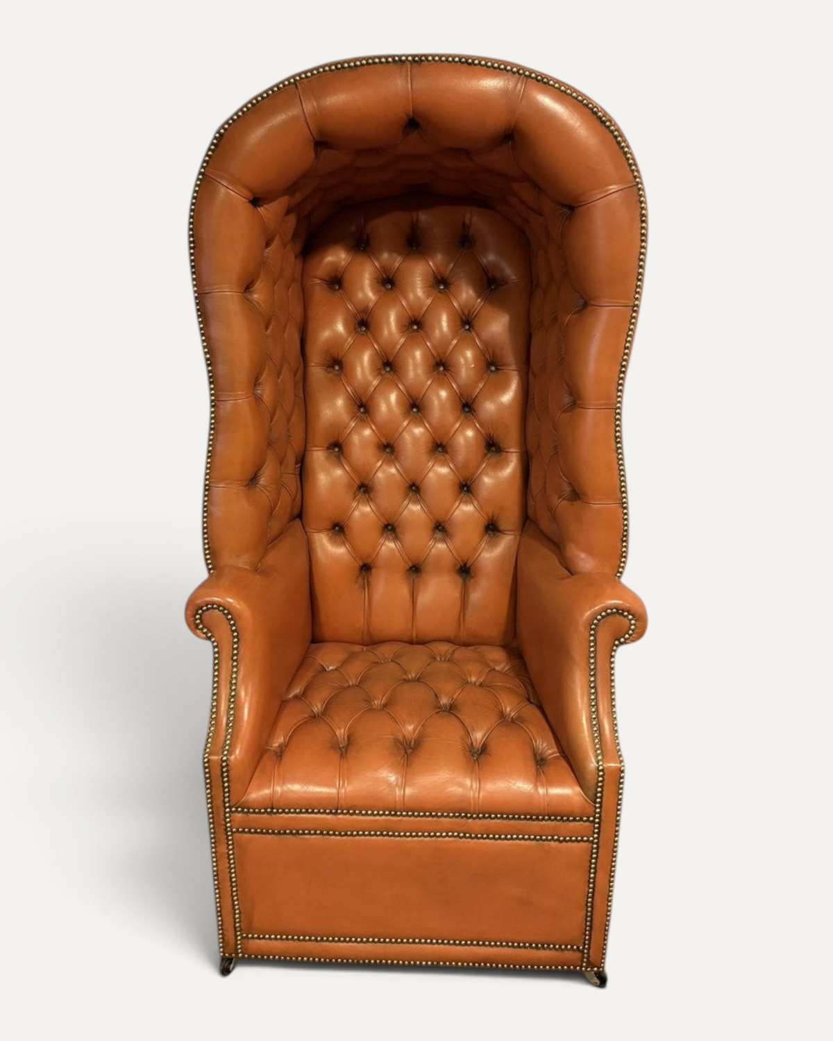 Engelsk Porter's Chair i cognacfärgat läder med huv och hjul – Chesterhome