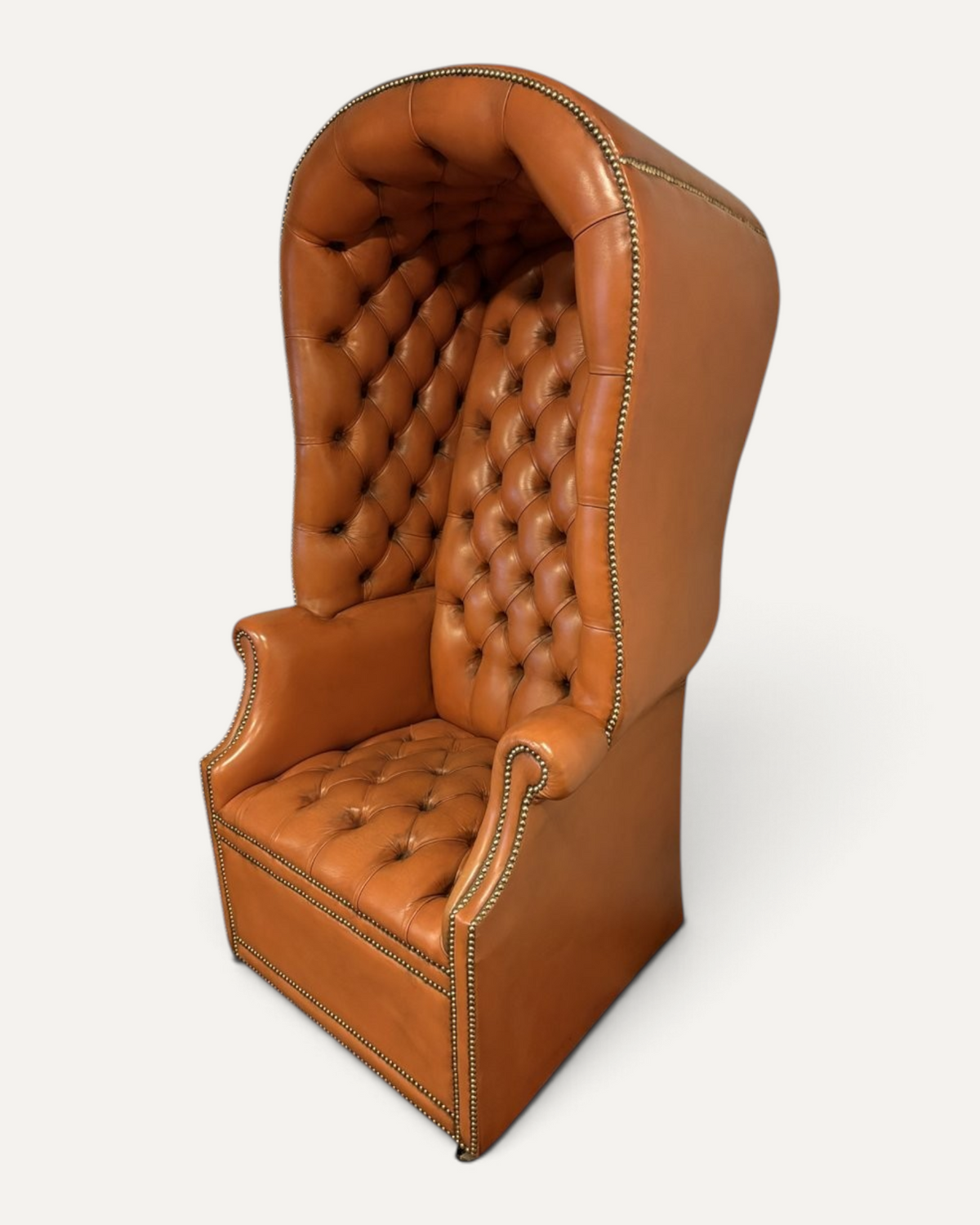 Engelsk Porter's Chair i cognacfärgat läder med huv och hjul – bild 2 – Chesterhome