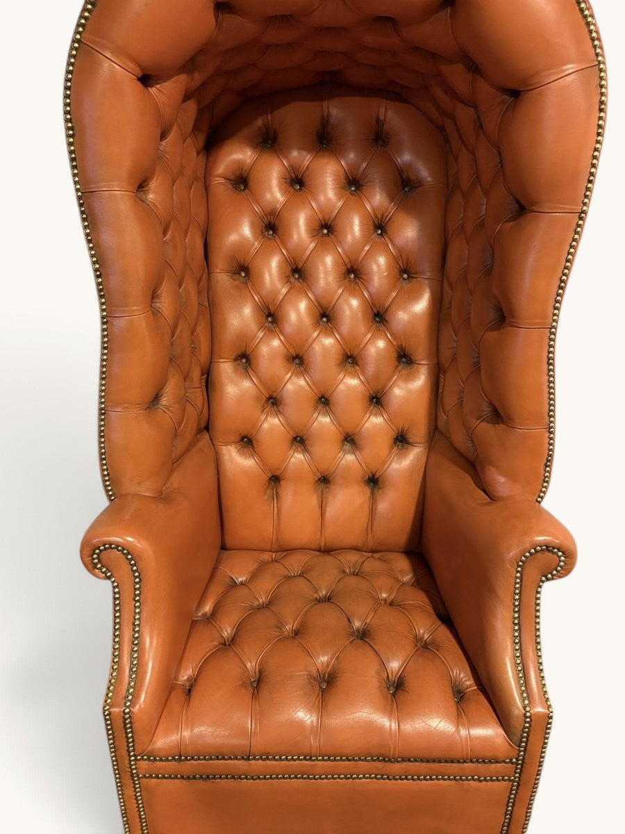 Engelsk Porter's Chair i cognacfärgat läder med huv och hjul
