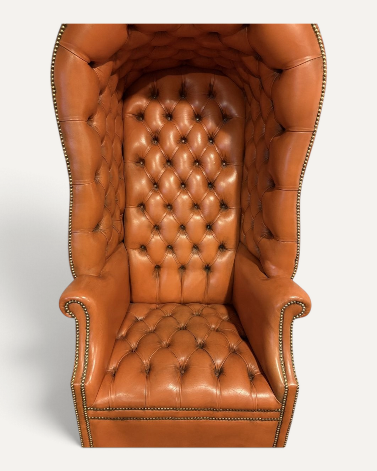 Engelsk Porter's Chair i cognacfärgat läder med huv och hjul – bild 3 – Chesterhome