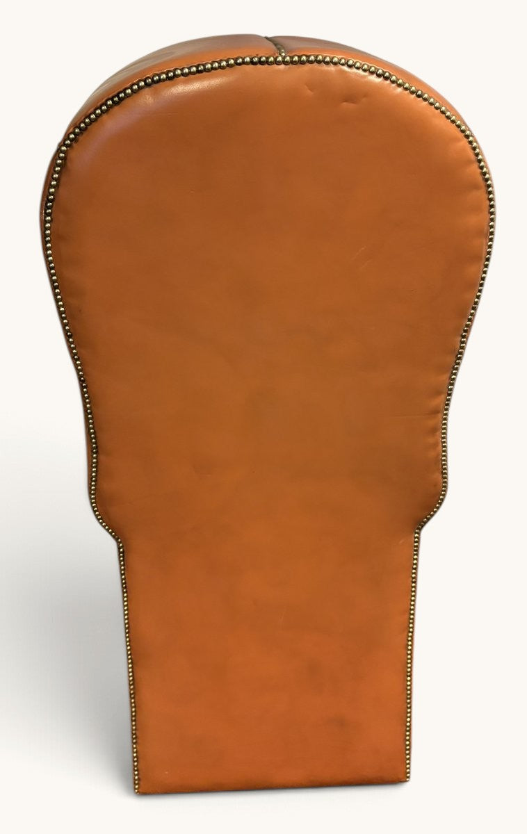 Engelsk Porter's Chair i cognacfärgat läder med huv och hjul